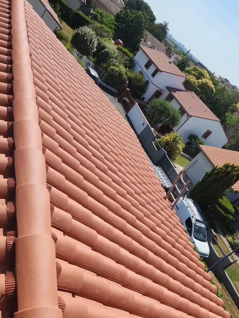 Versant terminé en tuiles de terre cuite avec ligne de faîtage assortie