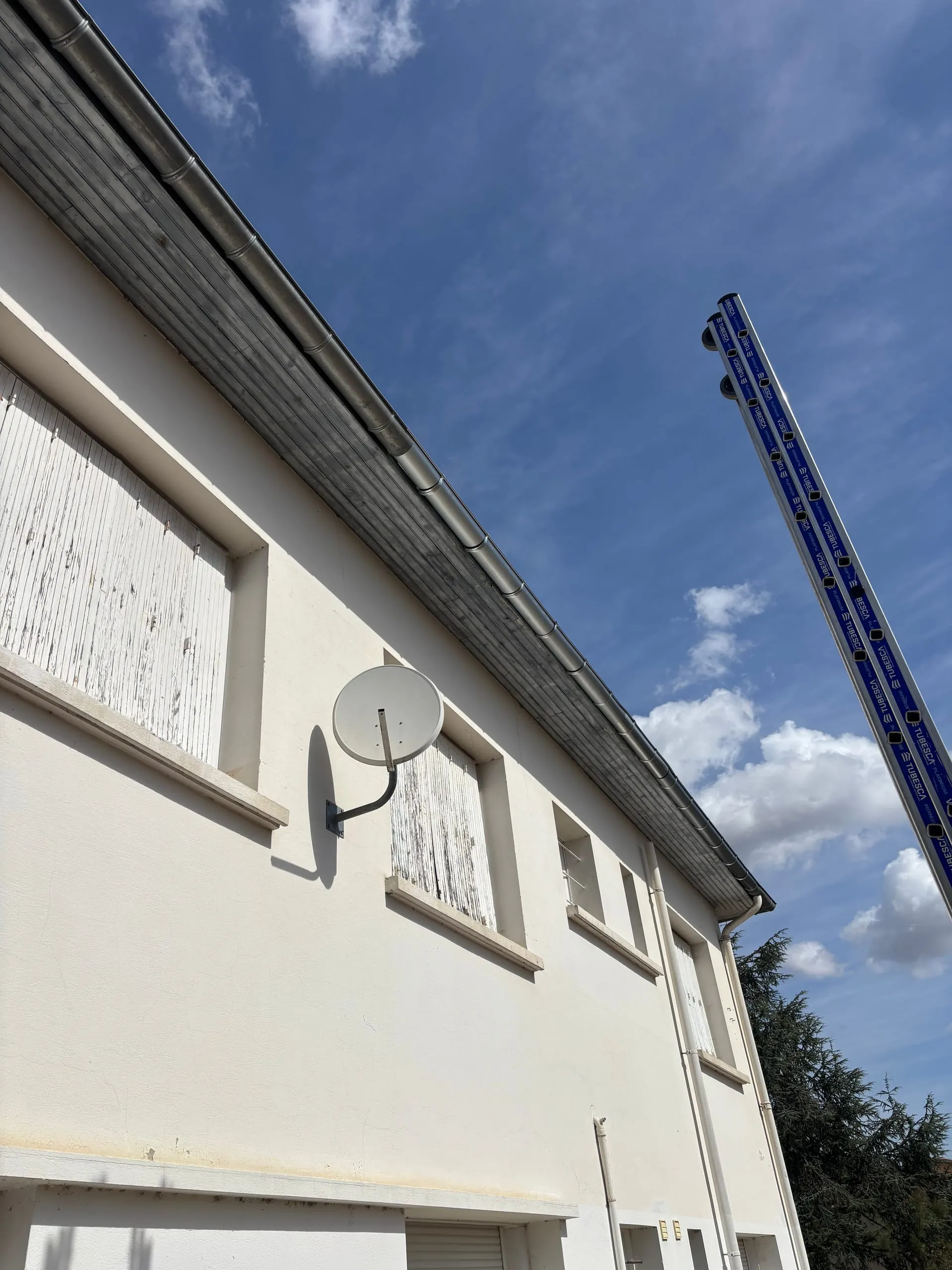 Gouttière en zinc remplacée et alignée sous la rive de toiture