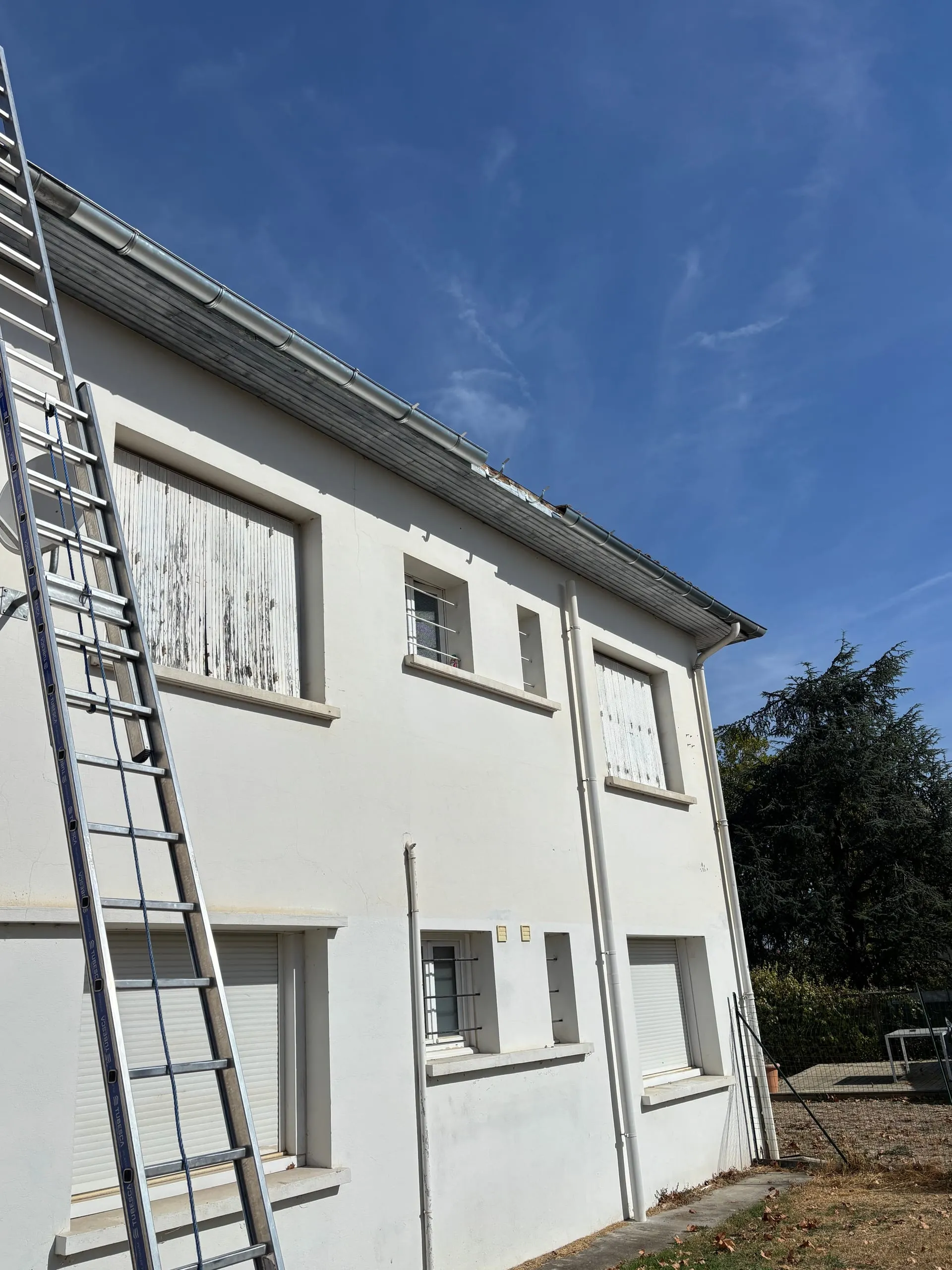 Remplacement de la gouttière en zinc en cours le long de la rive