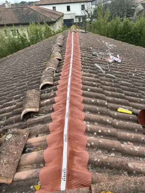Réfection d’un faîtage de toiture avec pose d’un closoir ventilé sur des tuiles anciennes