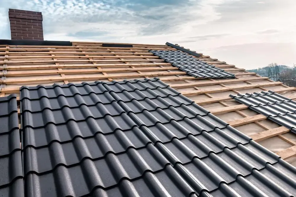 Pose d’une couverture métallique gris anthracite sur des liteaux en bois