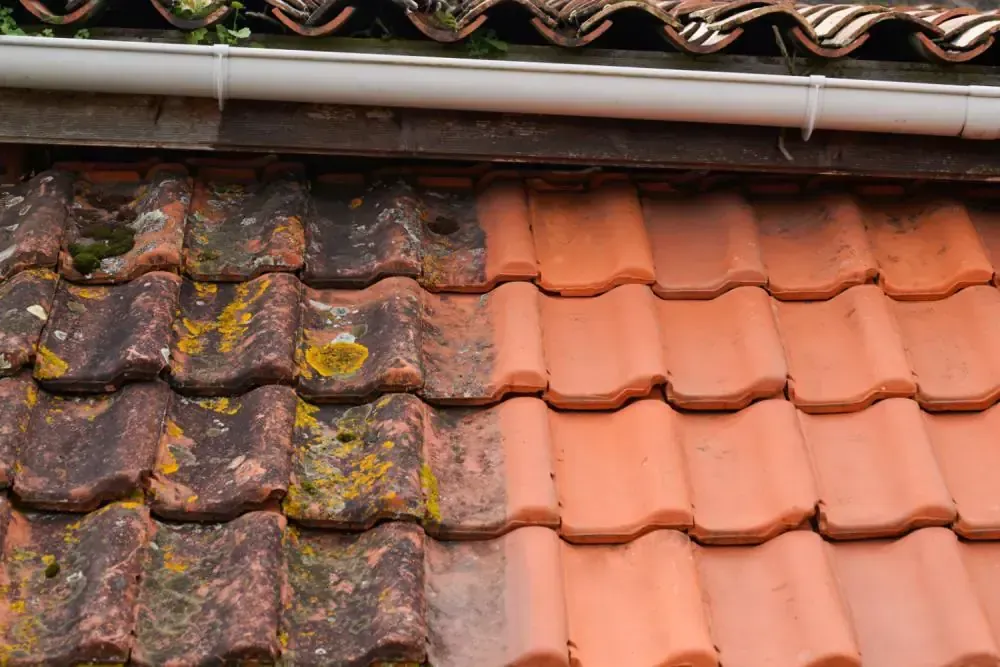 Réfection d’une toiture avec remplacement de tuiles anciennes par des tuiles neuves