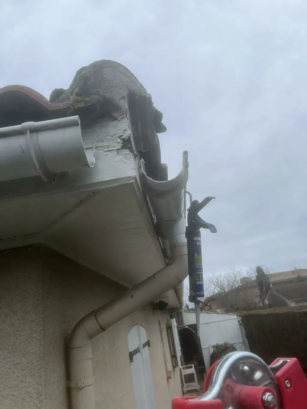 Réparation d’une gouttière métallique sous une rive de toiture ancienne