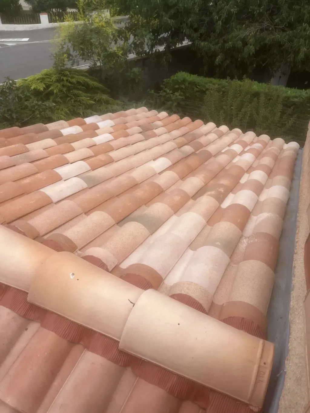 Rénovation d’une couverture en tuiles canal aux nuances de terre cuite et de beige